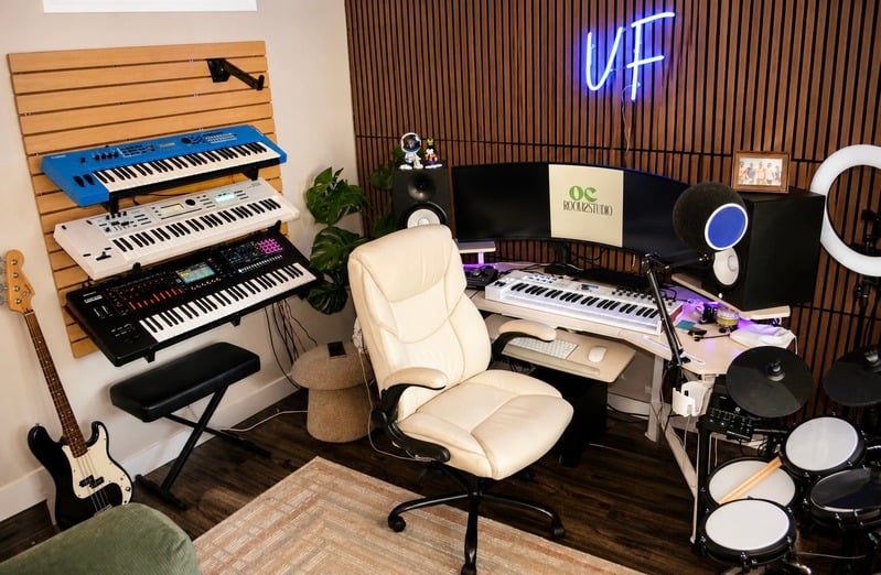 The Spaceship: keyboards, monitors and the neon sign over the desk